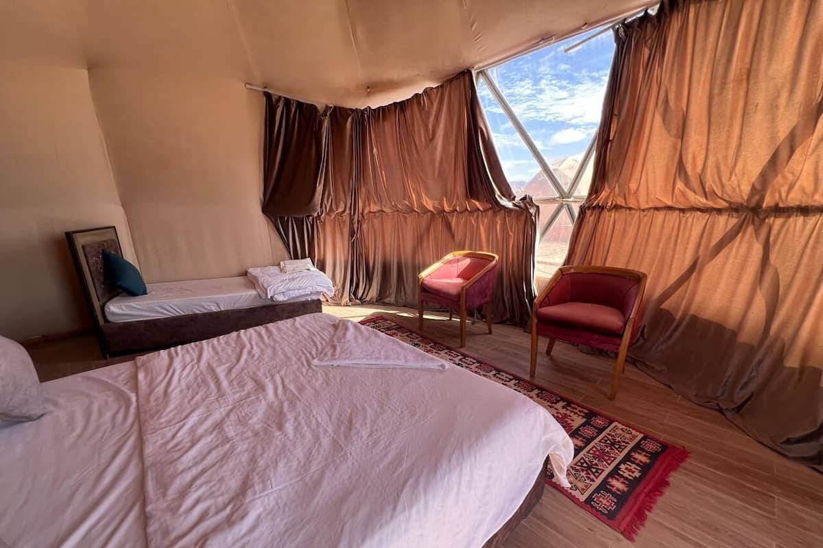 Quarto triplo, banheiro privativo, vista para o deserto | Cortinas blackout, quartos à prova de som, Wi-Fi de cortesia