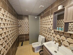 Phòng 3, phòng tắm riêng, quang cảnh sa mạc | Phòng tắm | Buồng tắm vòi sen, khăn tắm, xà phòng, giấy vệ sinh 