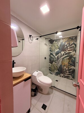 Een haardroger, handdoeken, zeep, toiletpapier