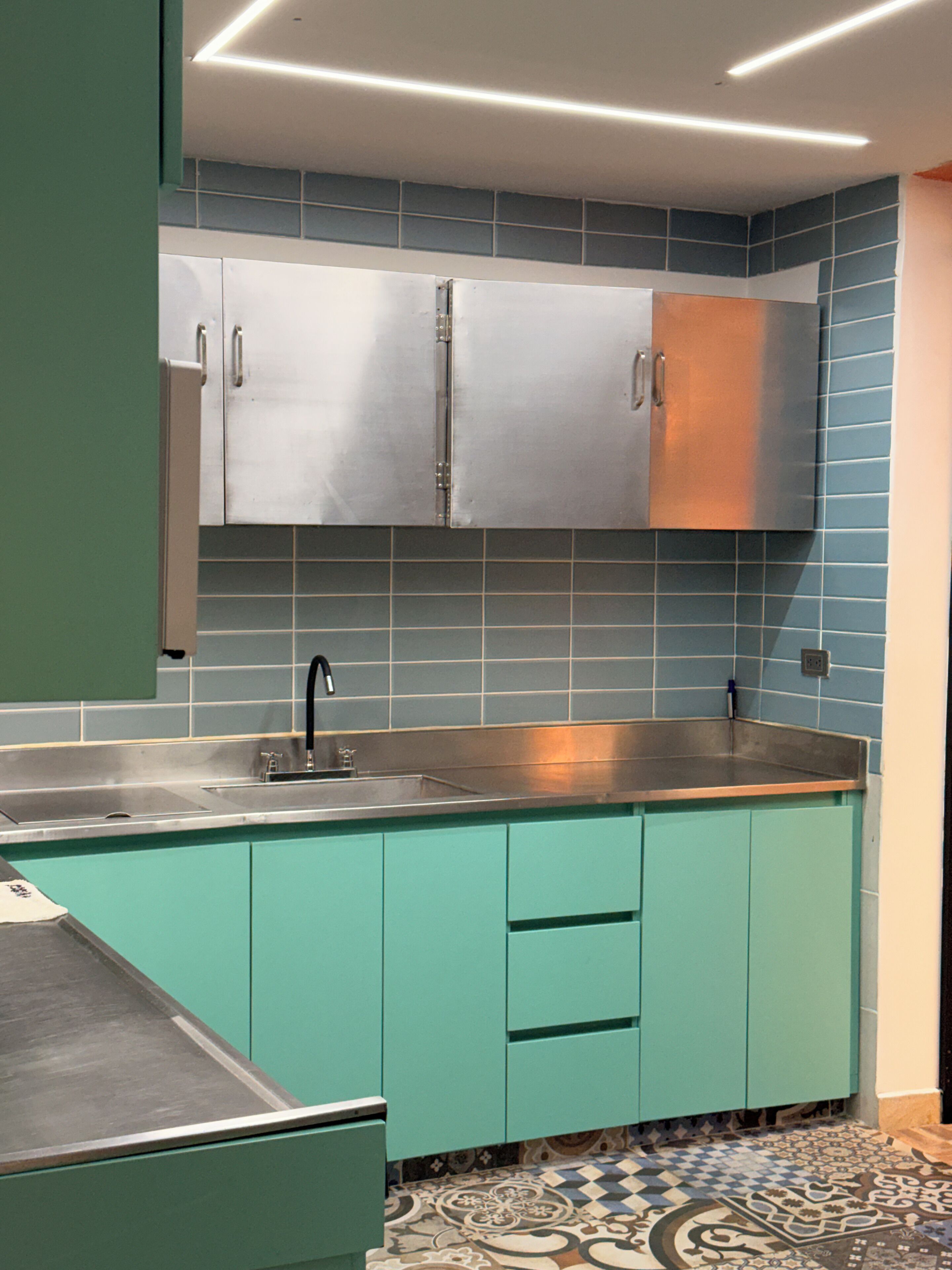 Microwave, oven, stovetop, cookware/dishes/utensils