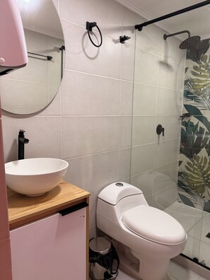 Een haardroger, handdoeken, zeep, toiletpapier
