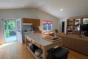 Fridge, microwave, oven, stovetop - Cozy Getaway at Two Willows Horse Farm, near Lake Glenville, Highlands, Cashiers (Cullowhee)