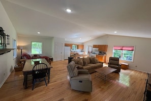 Smart-tv, bøger, stereoanlæg, computerskærme