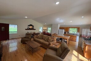 Smart TV, books, stereo, computer monitors - Cozy Getaway at Two Willows Horse Farm, near Lake Glenville, Highlands, Cashiers (Cullowhee)