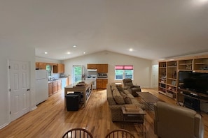 Smart-tv, bøger, stereoanlæg, computerskærme