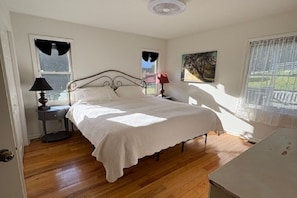 2 bedrooms, desk, iron/ironing board, free WiFi - Cozy Getaway at Two Willows Horse Farm, near Lake Glenville, Highlands, Cashiers (Cullowhee)