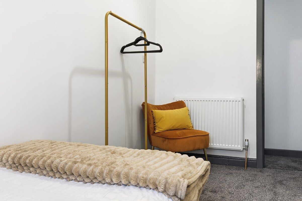 3 bedrooms, iron/ironing board, internet, bed sheets
