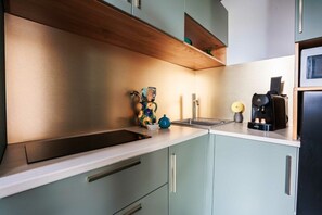 Refrigerador, microondas, parrilla de estufa y cafetera y tetera 