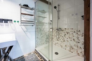 Shower, hair dryer, towels, soap - 🏡 STUDIO Cosy & Woody🪵 (Baillargues)