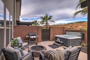 Terrace/patio - Private HotTub+FirePit+BBQ -Heated Pool -Near Zion (Washington)