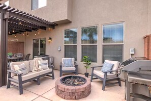 Terrace/patio - Private HotTub+FirePit+BBQ -Heated Pool -Near Zion (Washington)