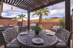 Outdoor dining - Private HotTub+FirePit+BBQ -Heated Pool -Near Zion (Washington)