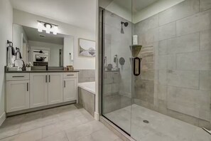 Shower, hair dryer, towels, soap - Private HotTub+FirePit+BBQ -Heated Pool -Near Zion (Washington)