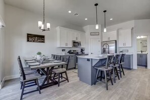 Dining - Stunning w/Private Hot Tub Heated Pool -Location! (Washington)