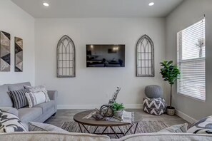 Living area - Stunning w/Private Hot Tub Heated Pool -Location! (Washington)