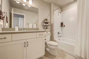 Shower, hair dryer, towels, soap - 5 EnSuites+Heated Pool NEW! PickleBall+Discounted (Washington)