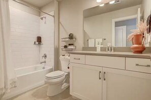 Shower, hair dryer, towels, soap - 5 EnSuites+Heated Pool NEW! PickleBall+Discounted (Washington)