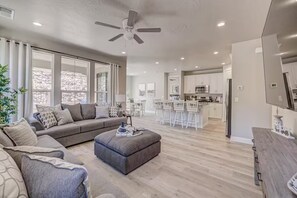 Living area - 5 EnSuites+Heated Pool NEW! PickleBall+Discounted (Washington)