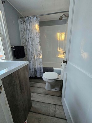 Hair dryer, towels, soap, shampoo - Serene 2-bedroom townhome in Ironwood perfect for your getaway (Ironwood)