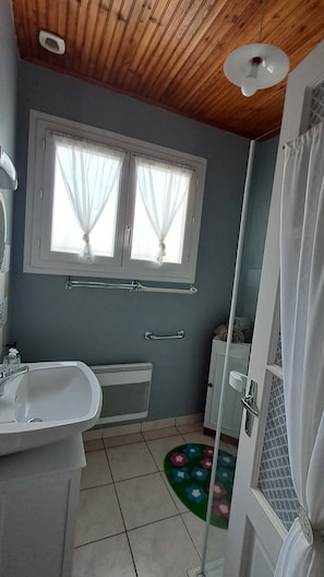 Suihku, hiustenkuivaaja, pyyhkeet