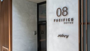 A hotel entrance with the sign '08 Pacifico Suites Joivy'. - Pac Fico Suite With Double Sofa Bed Near Retiro (Madrid)