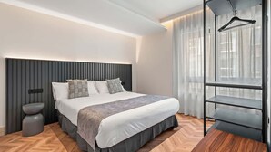 A modern bedroom with a large bed, bedside tables, a hanging wardrobe, and a window with curtains. - Pac Fico Suite With Double Sofa Bed Near Retiro (Madrid)
