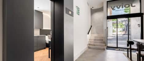 Un interno moderno con una cucina, una scala e un'area pranzo.