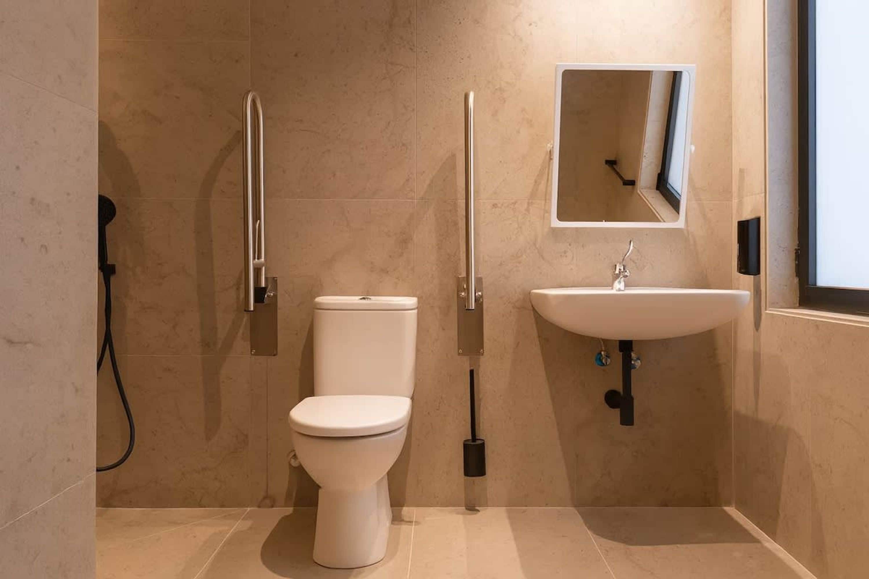 Moderni kylpyhuone, jossa on wc, bidee ja pesuallas.