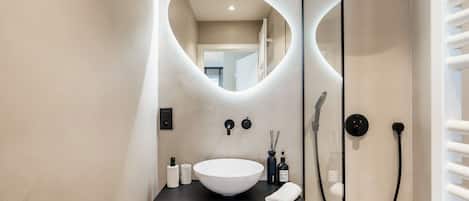 Dusche, Haartrockner, Handtücher, Seife