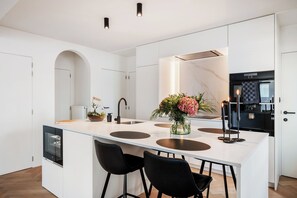 Kühlschrank, Mikrowelle, Ofen, Herdplatte