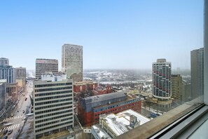 Interior - Spacious 1Bed1bath Stunningview Downtown Edmonton 5min to Rogers + Free Parking (Edmonton)