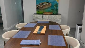 Luxury-Apartment, 2 Schlafzimmer, Meerblick | Esszimmer