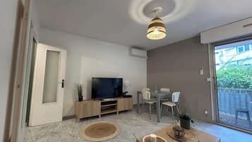 Apartment, 1 Double Bed with Sofa bed, Balcony, City View (500 BONNEFOY) | Interior