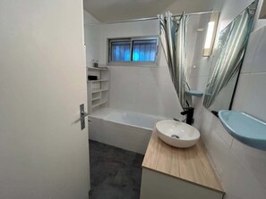 Appartement, 1 tweepersoonsbed met slaapbank, balkon, uitzicht op de stad (500 BONNEFOY) | Badkamer