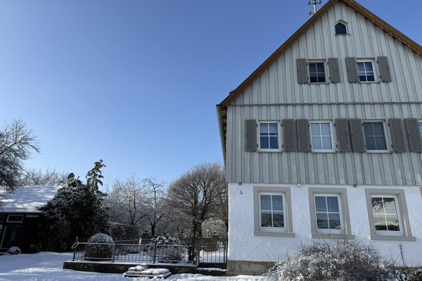 Dieses wunderbare, alte Bauernhaus heißt bald seine Gäste herzlich willkommen.