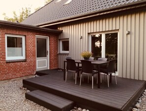 Outdoor dining - The "Alte Korbflechterei" offers pure relaxation with its conservatory, terrace, sauna, whirlpool tub and garden - ideal for couples, families and guests with dogs. (Hasselberg)