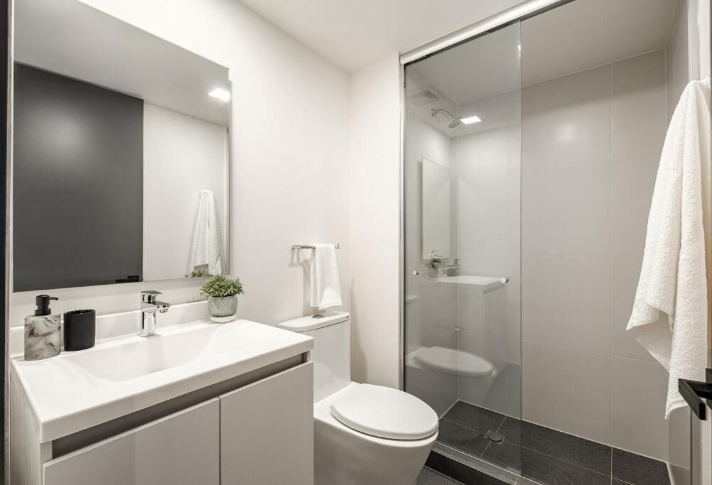 Phòng Suite | Phòng tắm | Buồng tắm vòi sen, khăn tắm, xà phòng, dầu gội 