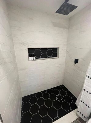 Dusche, Handtücher, Seife, Shampoo