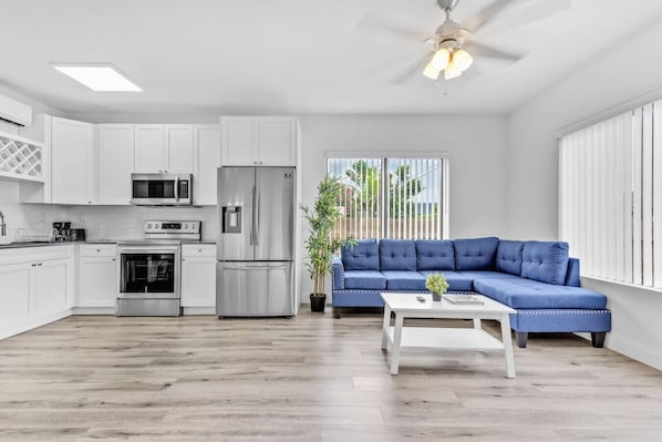 Private kitchen - Modern Stay Minutes from Wynwood & Design District (Miami)