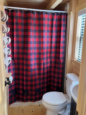 Shower, towels, toilet paper - Cozy Log Cabin W/Loft #11-Minutes from Seven Springs and Hidden Valley (Champion)