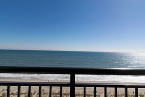 On the beach - Steps from Boardwalk w/ Gym, Pools& Hot tub | 0.7 mi to Second Avenue Pier (Myrtle Beach)