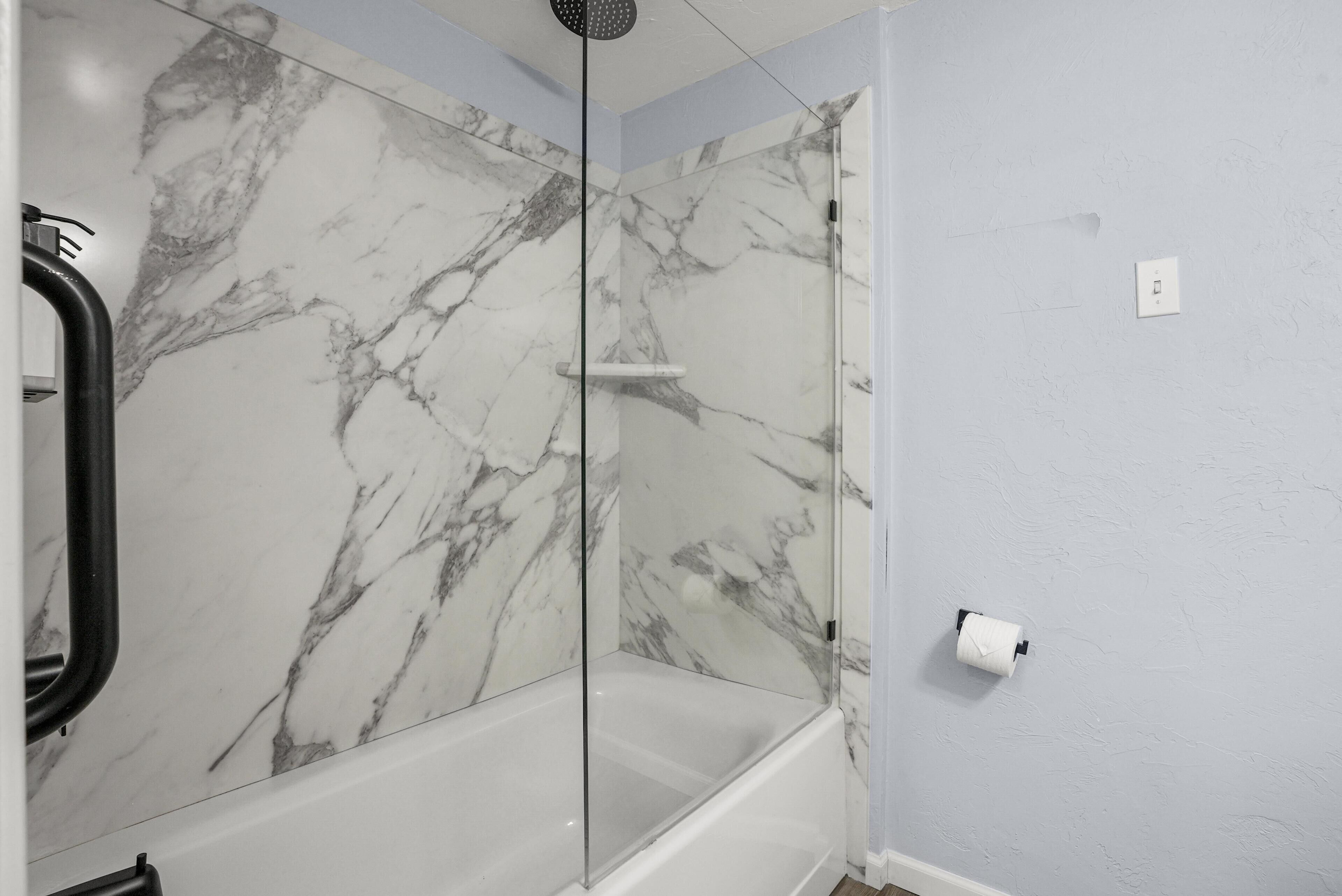 Regadera, secadora de cabello, toallas, papel de baño 