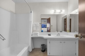 Chuveiro, secador de cabelo, toalhas de banho, papel higiênico