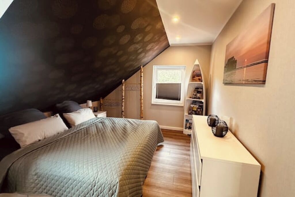 1 Schlafzimmer, Schreibtisch, Bügeleisen/Bügelbrett, Reisekinderbett