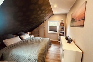 1 chambre, bureau, fer et planche à repasser, lit parapluie