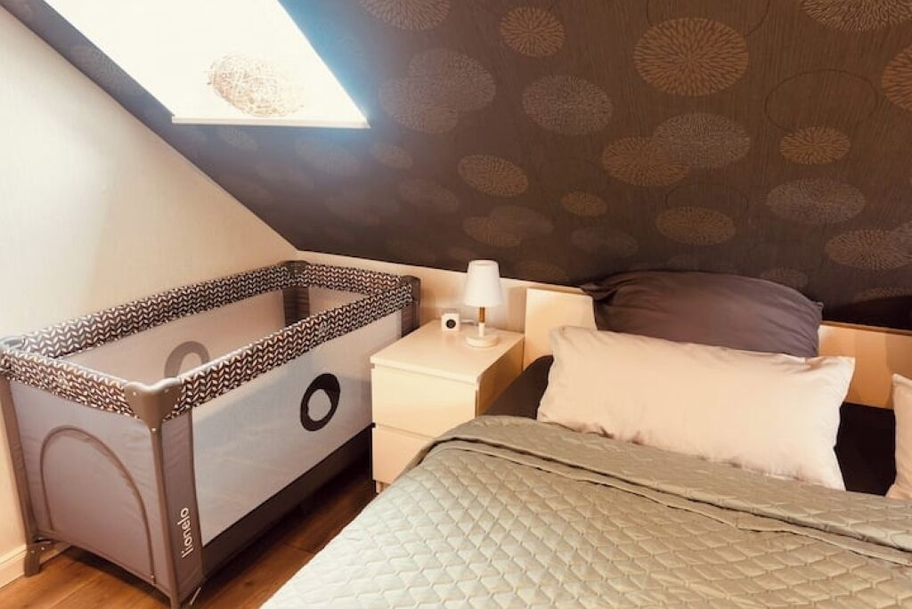 1 Schlafzimmer, Schreibtisch, Bügeleisen/Bügelbrett, Reisekinderbett
