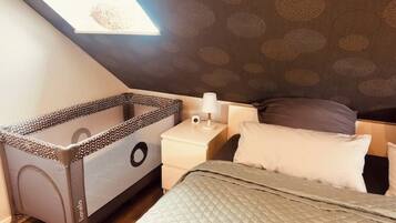 1 Schlafzimmer, Schreibtisch, Bügeleisen/Bügelbrett, Reisekinderbett