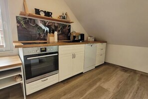 Frigorífico, microondas, horno y placa de cocina