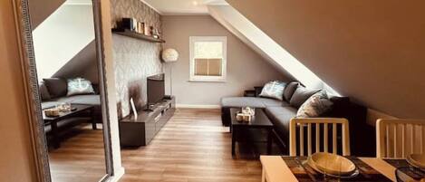 Fernseher, DVD-Player, Bücher, Stereoanlage