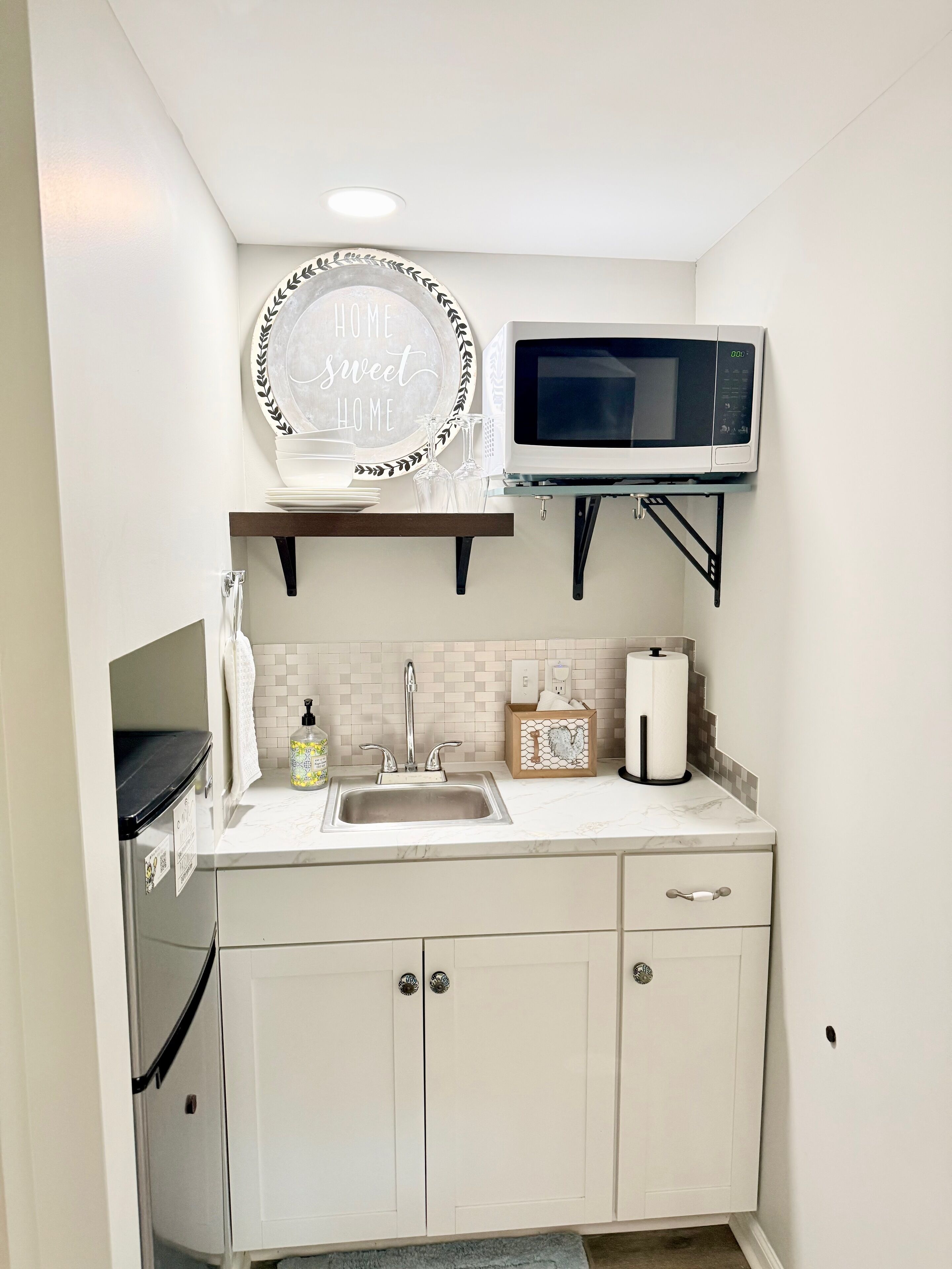 Réfrigérateur, micro-ondes, cafetière/bouilloire